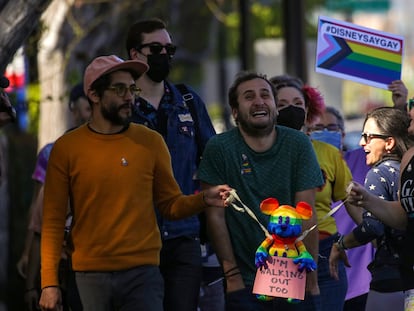 Carlos López Estrada, Juan Pablo Reyes y Nora Rogers, empleados de Disney, protestan el 22 de marzo en Burbank (California) contra la inacción de su consejero delegado, Bob Chapek, ante la promulgación en Florida de la Ley No Digas Gay.