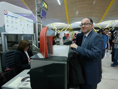 Luis Gallego, presidente de Iberia, factura su equipaje para el primer vuelo a Shangh&aacute;i