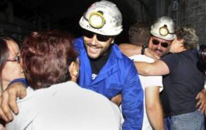 Uno de los cinco mineros que permanecían desde el 11 de julio último en el pozo de Santa Cruz del Sil (León) es recibido por sus familiares tras abandonar esta tarde su encierro de protesta.