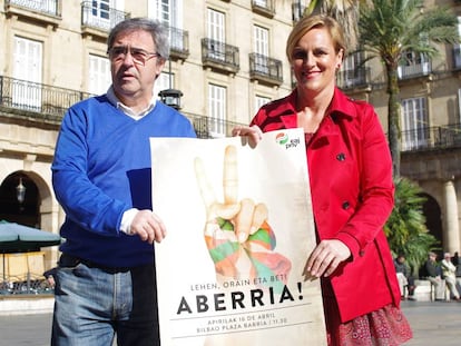 Los dirigentes del PNV Joseba Aurrekoetxea e Itsaso Atutxa, este jueves en la presentaci&oacute;n del manifiesto del Aberri Eguna.