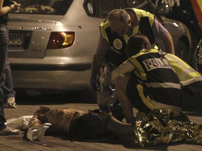 La polic&iacute;a junto al cad&aacute;ver del joven, David M.V., fallecido tras una pelea en Vallecas.