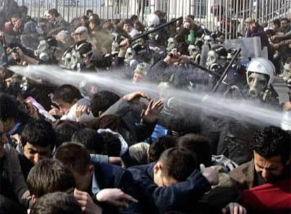 Policías antidisturbios turcos usan cañones de agua y gas lacrimógeno para dispersar a los manifestantes. Unos 580 han sido detenidos.