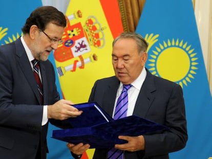 Mariano Rajoy (l) receives the log books from Nursultan Nazarbayev last week. 