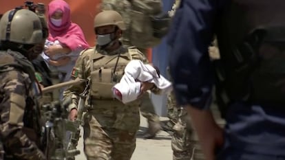 Un agente traslada a un bebé del hospital de Dasht e Barchi, en Kabul, tras el ataque del pasado 12 de mayo.