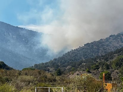 Vista del fuego forestal en las inmediaciones de Portbou.