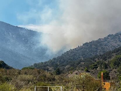 Vista del fuego forestal en las inmediaciones de Portbou.