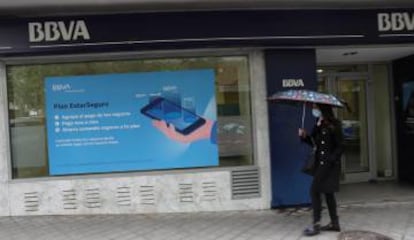 Sucursal de BBVA con publicidad aplicada al móvil.
 