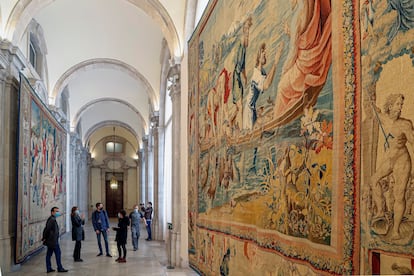 Vista de la monumental Galería del Palacio Real que acoge la muestra 'Rafael en Palacio. Tapices para Felipe II'.
