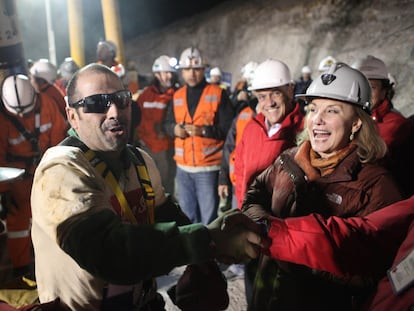 El segundo minero rescatado, Mario Sepúlveda, junto a la primera dama chilena, saluda a la gente que se congrega al pie de la mina San José (Foto proporcionada por el Gobierno de Chile).
