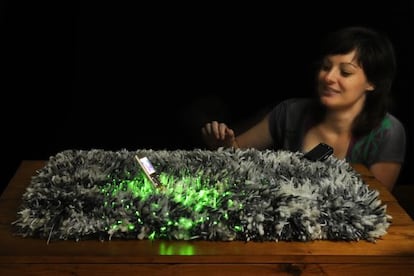 La dise&ntilde;adora Eva Deckers ante una de sus creaciones, una alfombra dotada de luces LED que se encienden con las pisadas para marcar el camino.