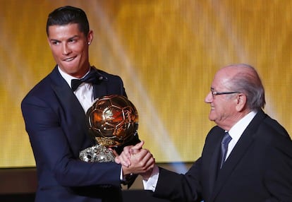 Cristiano Ronaldo recibe las felicitaciones del presidente de la FIFA, Sepp Blatter, tras recoger el Balón de Oro.