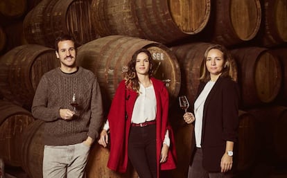 Rocío Osborne, sexta generación de la familia bodeguera, recibe a los hermanos María y Felipe Conde en las emblemáticas Bodegas Osborne.