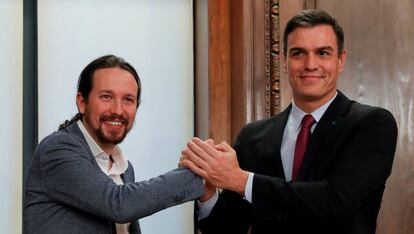 FILE PHOTO: Spain's acting Prime Minister Pedro Sanchez and Unidas Podemos (Together We Can) leader Pablo Iglesias shake hands as they present their coalition agreement at Spain's Parliament in Madrid, Spain, December 30, 2019. REUTERS/Susana Vera/File Photo