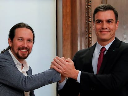 FILE PHOTO: Spain's acting Prime Minister Pedro Sanchez and Unidas Podemos (Together We Can) leader Pablo Iglesias shake hands as they present their coalition agreement at Spain's Parliament in Madrid, Spain, December 30, 2019. REUTERS/Susana Vera/File Photo