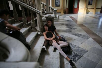 Los estudiantes Marlon Fromeda (d) y Gretel Lastre (c), ambos de 17 años, conversan durante un descanso en la Escuela Nacional de Ballet de Cuba.