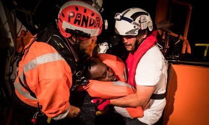 Papa Panda junto a otro miembro de la tripulación del 'Aquarius' durante un rescate frente a las costas libias el pasado junio.