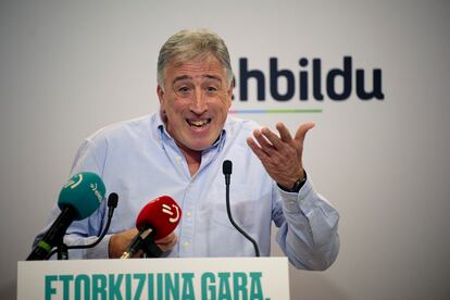 Rueda de prensa de Joseba Asirón, candidato de EH Bildu para liderar la alternativa a la alcaldía, este miércoles en Pamplona.
