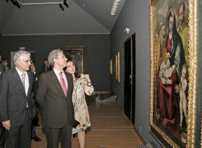 El presidente de Castilla-La Mancha, José María Barreda, y el ministro de Cultura, César Antonio Molina, observan el cuadro de 'La Sagrada Familia'.