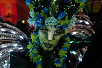 Un artista en su actuación durante la 137ª edición del Carnaval de Niza. El Carnaval tiene lugar hasta el 27 de febrero y este año el tema es 'Rey de los animales'.