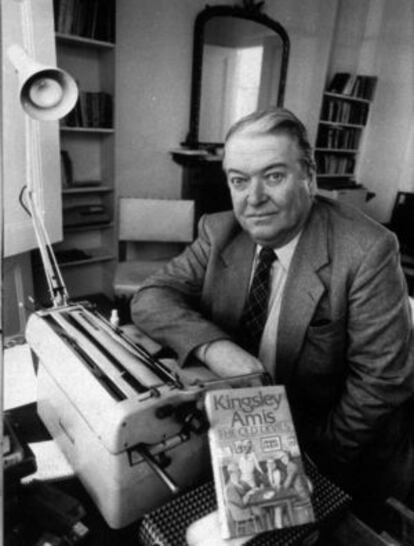 Kingsley Amis, retratado ante su máquina, en 1987.