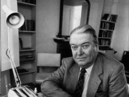 Kingsley Amis, retratado ante su máquina, en 1987.