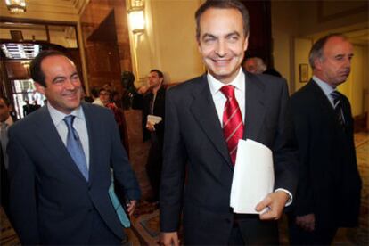 El presidente Rodríguez Zapatero, acompañado del ministro José Bono, ayer en el Congreso.