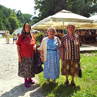 Tres turistas rumanas posan para la cámara.