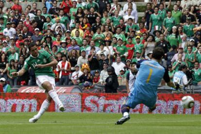 Chicharito Hernández, libre de marcaje ante Casillas, firma el tanto mexicano