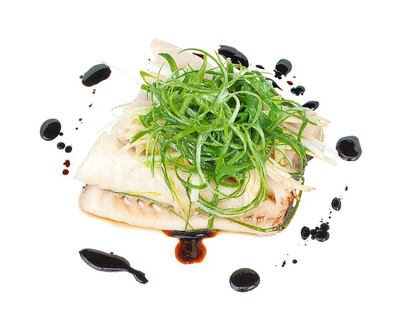 <p><b> Variaciones con pescado blanco</b> Esta propuesta, con bacalao negro, se puede replicar con bacalao común, tilapia, fletán, pargo, peces de roca, lubina, palometa o lenguados pequeños enteros. Ahora bien, será necesario adaptar el tiempo de cocción al tamaño y densidad del pescado que haya elegido para la preparación. </p> <p><em>Ingredientes.</em> Para cuatro personas: 900 g de bacalao negro con piel en 4 filetes, 50 g de cebolleta en juliana –solo la parte blanca– y 20 g de la parte verde, 20 g de jengibre pelado en rodajas y 6 g de jengibre pelado en juliana muy fina para emplatar, 10 ml de vino de Shaoxing, 40 ml de salsa de soja, 4 ml de aceite de sésamo tostado, 100 ml de aceite de cacahuete. </p> <p><em>Preparación.</em> 1. Poner los filetes de bacalao por separado en bolsas con autocierre aptas para microondas con la piel hacia abajo. 2. Incluir en cada bolsa una cuarta parte de la cebolleta (parte blanca), el vino Shaoxing y el jengibre en rodajas y cocinar por separado entre 3,5 y 5 minutos, hasta que el pescado se vuelva opaco y se separe en lascas. 3. Sacar de la bolsa, descartar la cebolleta y el jengibre y servir, adornando con la cebolleta verde y el jengibre en juliana. 4. Calentar el aceite a 190 grados en una sartén pequeña, rociar con él el pescado y servir.
