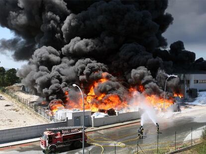 Un momento del incendio de Sogapol, en el polígono carballiñés de A Uceira, que consumió la estructura de la fábrica en 10 minutos.