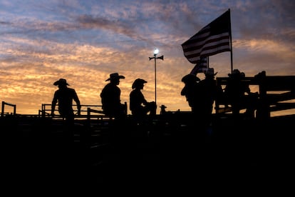 Varios vaqueros esperan su turno en el rodeo en la Feria del Condado de Shenandoah, el 2 de septiembre de 2016 en Woodstock, Virginia.