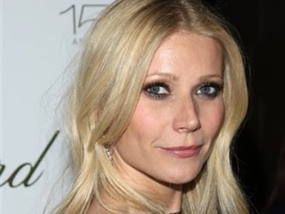 Gwyneth Paltrow se ríe cuando le preguntan por los rumores que apuntan a que ha tenido una grave discusión con Scarlett Johanson, su compañera de reparto en <i>Iron Man 2</i>. "La gente me dice, 'Os habéis peleado'. Quieren que nos enfrentemos pero yo simplemente pienso, '¿Por qué siempre tenemos que tener problemas entre mujeres?'. Considero que es algo inútil", ha dicho la actriz a la revista <i>People</i>. "Yo adoro a Scarlett. Me ha encantado compartir cartel con ella. Es realmente graciosa. Suelta un montón de tacos. Tiene un sentido del humor sucio. Le encanta cocinar. Es como una niña para mí", ha añadido Paltrow.