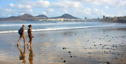 Turistas en una playa de Gran Canaria.