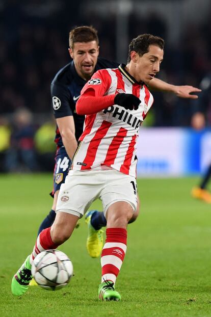 El mexicano del PSV Eindhoven Andrés Guardado (d) protege el balón ante Gabi.