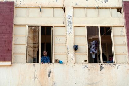 Una niña sudanesa asomada a la ventana de un refugio para desplazados internos en Wad Madani, al sudeste de Sudán. Este edificio originalmente fue una residencia universitaria y ahora acoge a 34 familias