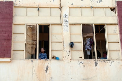 Una niña sudanesa asomada a la ventana de un refugio para desplazados internos en Wad Madani, al sudeste de Sudán. Este edificio originalmente fue una residencia universitaria y ahora acoge a 34 familias