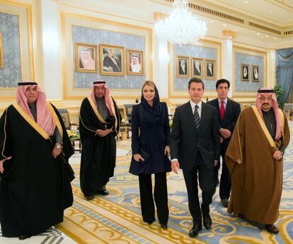 Enrique Peña Nieto y su esposa, Angélica Rivera, fueron recibidos por Salman Bin Abdulaziz, rey de Arabia Saudita.