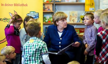La canciller Angela Merkel, durante una visita a la biblioteca de Stralsund, en el este de Alemania, el martes 23 de junio.