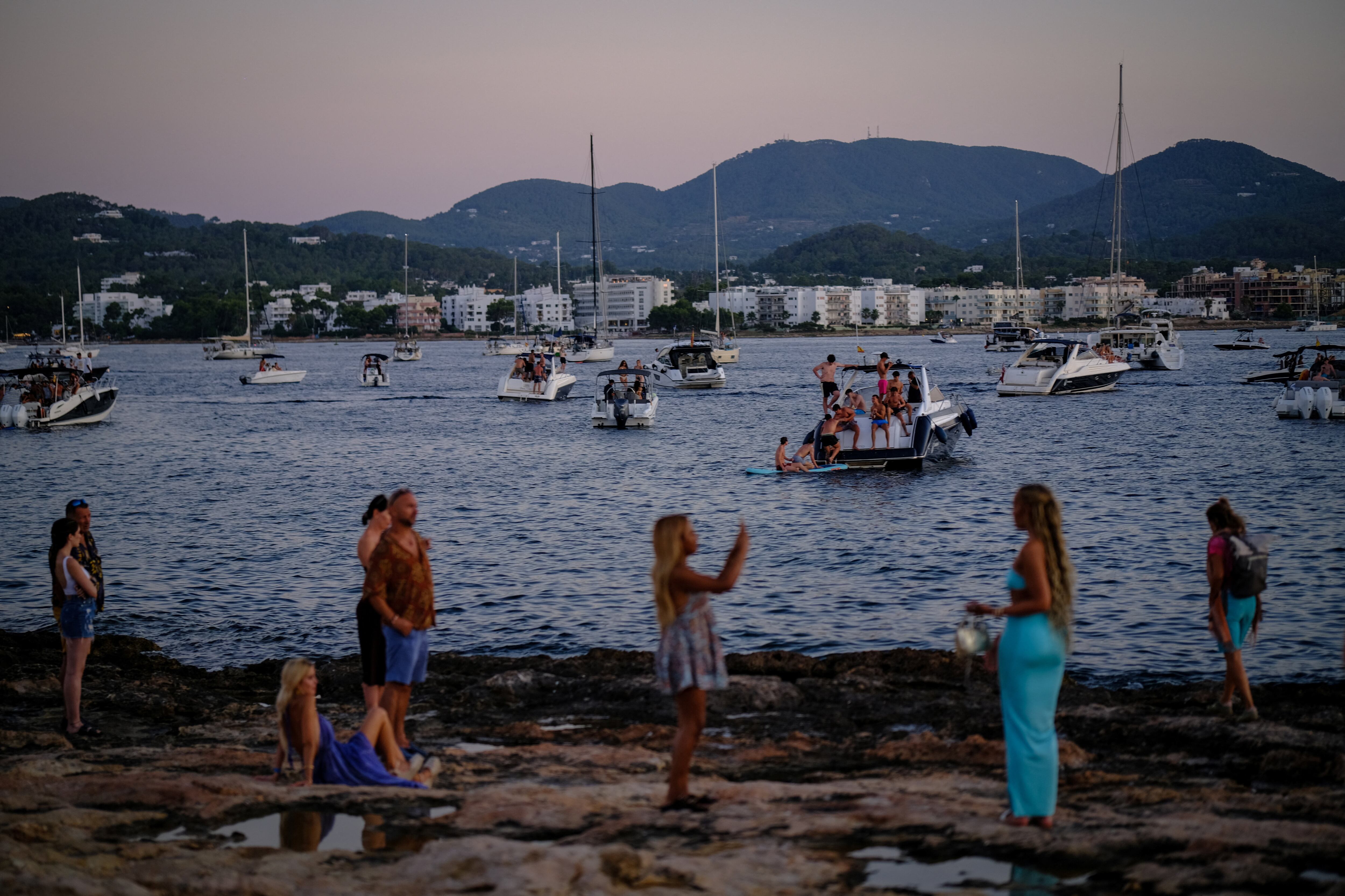 Touristas en Sant Antoni de Portmany (Ibiza), a finales del pasado julio.