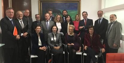 Miembros del grupo FIDE con su coordinadora María Emilia Casas (quinta por la derecha de pie).