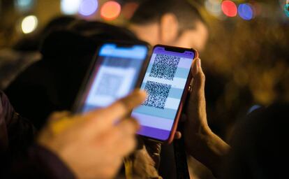 Protestors share QR codes to activate the Tsunami Democràtic application.