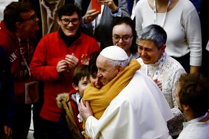 El papa Francisco abraza a un niño durante la audiencia semanal en el Salón de Audiencias Pablo VI, en el Vaticano. El Pontífice ha aprovechado este acto para apostar de nuevo por el diálogo en medio de las crecientes tensiones por la amenaza de una invasión rusa a Ucrania. "La guerra es una locura", ha condenado.