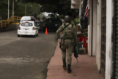 Elementos del Ejército custodian el hospital donde se encuentran los migrantes heridos en el municipio de Huixtla, Chiapas. El 3 de octubre 2024.