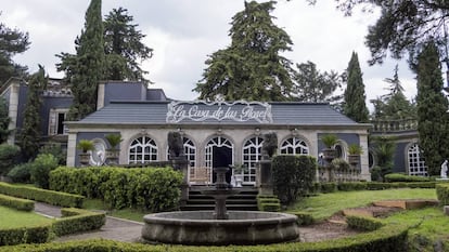 La propia Casa de las Flores es un palacete rodeado de un jardín afrancesado.