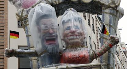 'Ninots' del presidente del Gobierno, Mariano Rajoy, y la alcaldesa de Valencia, Rita Barberá, cubiertos con plásticos debido a la lluvia.