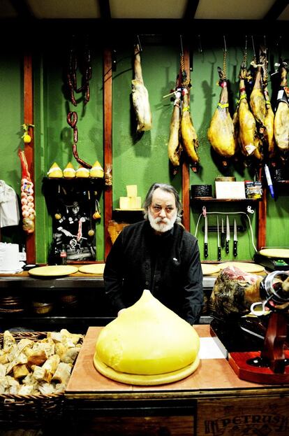 Pepón Vázquez tras la barra de O Secreto, en A Coruña.