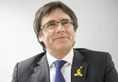 Puigdemont, en una reunió amb els diputats de JxCat, a Berlín, aquest dissabte.