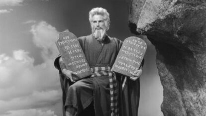 Charlton Heston interpretando a Moisés