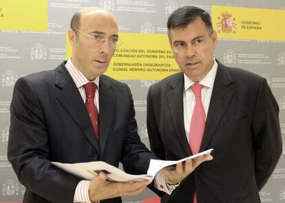 El director general de Industria y de la Pyme, Manuel Valle, a la derecha, junto a Carlos Urquijo.