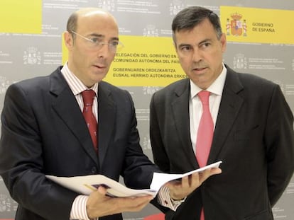El director general de Industria y de la Pyme, Manuel Valle, a la derecha, junto a Carlos Urquijo.